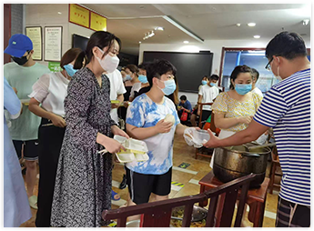 温度图片-细心为精神病患者检查身体